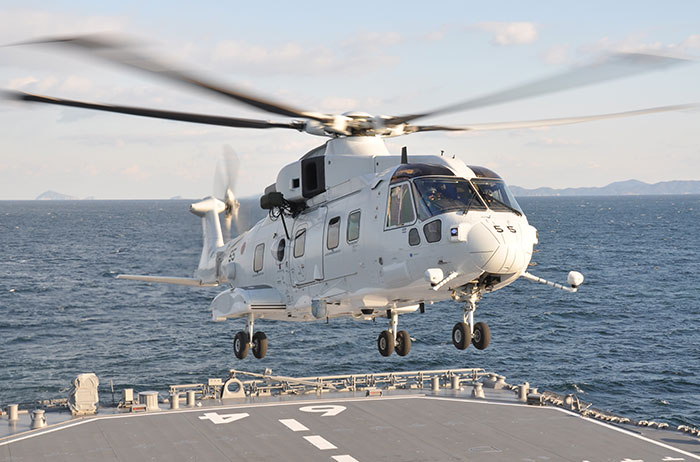 A mine sweeper and transport helicopter of the Japan Maritime Self-Defense Force, Ministry of Defense (photo source: Maritime Self-Defense Force Homepage)