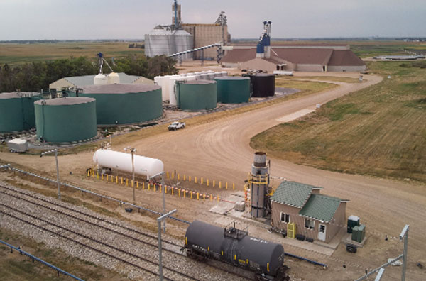 Fertilizer loading and unloading in freight cars and trucks