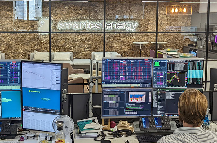 SmartestEnergy社のトレーディングデスクの様子 (英国)